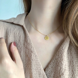 Collana minimalista con ciondolo occhio del male dorato da donna con catena sottile