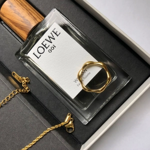 Elegant wavy 18K gold ring and matching rope chain necklace in a premium gift box setup