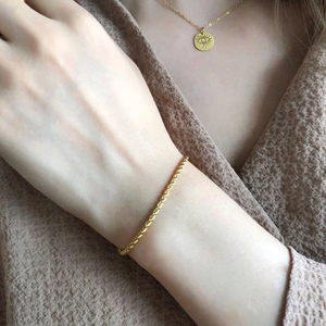 Ensemble bracelet chaîne gourmette dorée et collier pendentif soleil pour femme