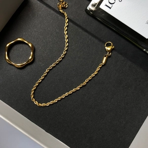 Bracelet à grosse chaîne torsadée dorée et bague ondulée dans un coffret cadeau chic