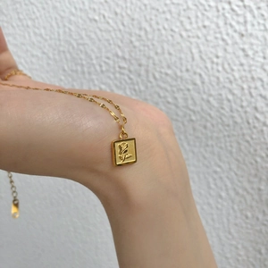 Collier minimaliste en acier titane avec pendentif rectangulaire doré en relief de rose