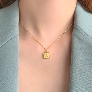 Collier Pendentif Carré Acier Inoxydable Plaqué Or 18K Rose Sculptée Relief Vintage Chaîne De Clavicule Femmes