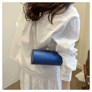 Détail de la pochette de soirée cylindre en acrylique bleu roi avec fermoir perle et chaîne