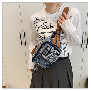 Detailansicht der Retro-Brusttasche aus Denim mit verstellbarem Gurt und Fransen-Zippern