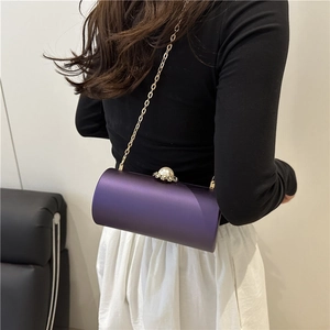 Pochette de soirée cylindrique violette avec fermoir perle et fine bandoulière dorée