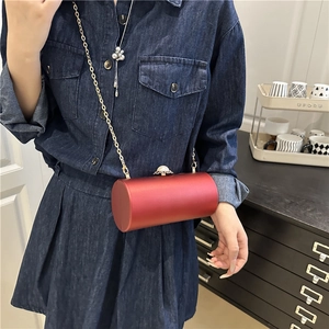 Sac de soirée cylindrique rouge élégant avec bandoulière dorée et fermoir perle