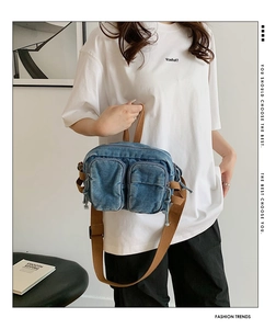 Détail du sac de poitrine en denim avec doubles poches avant et sangles marron