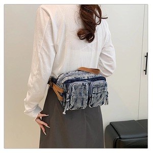 Vue détaillée du tissu en denim délavé et de la conception multi-poches du sac bandoulière