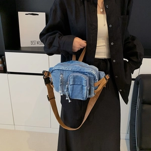 Retro Brusttasche aus gewaschenem Denim mit braunem Gurt und Quasten-Reißverschluss
