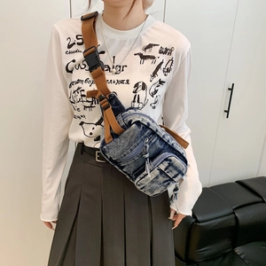 Retro-Brusttasche aus gewaschenem Denim mit verstellbarem braunem Gurt am Modell