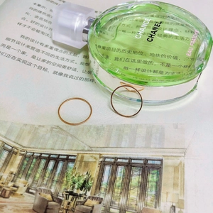 Lot de deux bagues minimalistes empilables plaquées or 18 carats sur un magazine de mode