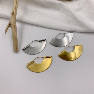 Minimalist geometric fan-shaped metal earrings in gold and silver finish with retro style