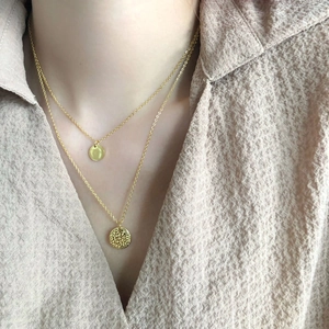 Zweilagige Goldkette mit glatten und gehämmerten runden Münzanhängern für Damen