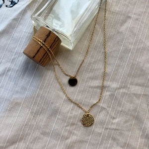 Doppellagige Goldkette im französischen Stil mit glatten und gehämmerten Münzanhängern