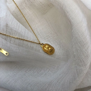 Collier minimaliste en or avec pendentif ovale et caractères chinois pour la chance