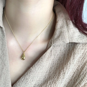 Collier élégant doré avec pendentif goutte d'eau sur chaîne fine pour un style minimaliste