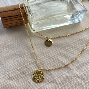 Zweilagige goldene Halskette mit polierten und gehämmerten runden Anhängern