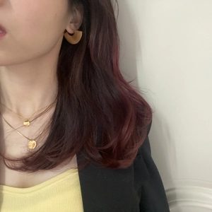 Retro geometric gold necklace and fan-shaped earrings set worn by a female model