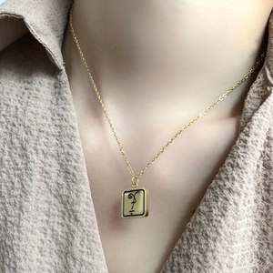 Collier doré minimaliste avec pendentif carré et gravure de visage abstrait pour femmes