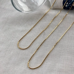 Collier élégant en maille serpent dorée pour femme au design métallique poli minimaliste