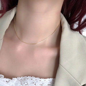 Élégant collier chaîne serpent dorée au cou avec finition en métal poli minimaliste