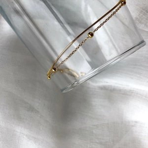 Élégant bracelet double couche doré avec chaîne serpent et perles pour un style chic