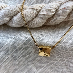 Golden square necklace with Xi character pendant on a Venice chain in Chinese style