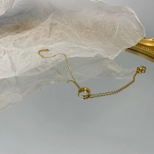 Bracciale minimalista in oro 18K con elegante ciondolo a mezzaluna e design moderno