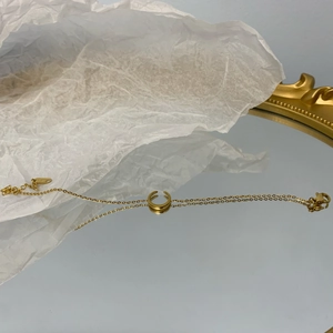 Dettaglio del bracciale a mezzaluna minimalista placcato oro 18K con chiusura