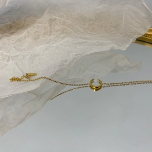 Collana a mezzaluna in oro 18K minimalista con catena a maglie sottili da donna