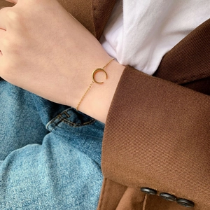 Bracciale Con Pendente A Mezzaluna Minimalista Acciaio Al Titanio Placcato Oro 18K Gioielli Per Donna Regalo