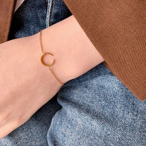 Bracciale minimalista in oro 18 carati con ciondolo a mezzaluna e catena raffinata