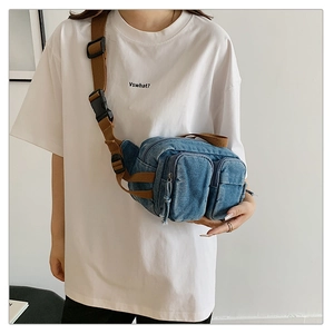 Détail du sac ceinture en jean bleu avec deux poches avant et une sangle réglable