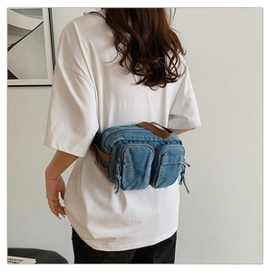 Vue détaillée du sac de poitrine en denim vintage avec sangle en nylon brun et zips