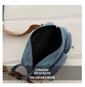 Vue détaillée de l'intérieur du sac en jean avec doublure noire et poche zippée intégrée