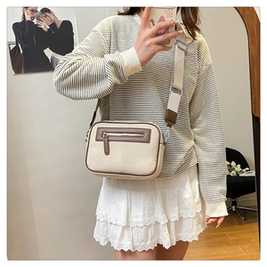 Selfie allo specchio con borsa a tracolla in tela con finiture in pelle marrone e tracolla larga