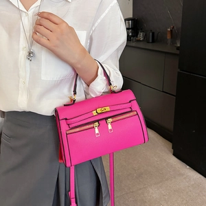 Modieuze roze leren handtas met gouden hardware en verstelbare schouderband