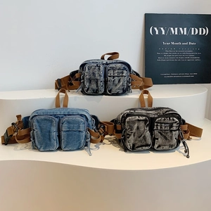 Sac de poitrine rétro en denim bleu, gris et noir sur présentoirs élégants