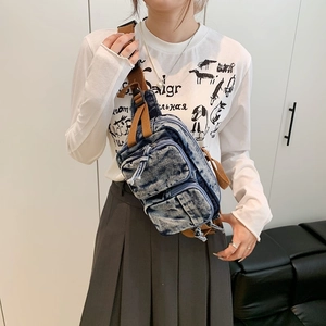 Sac bandoulière rétro en denim délavé avec sangle marron et multiples poches zippées