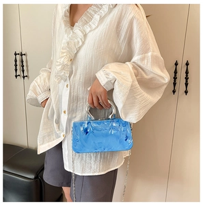 Details der blauen Marmor-Acryl-Handtasche mit polierten silbernen Ringgriffen