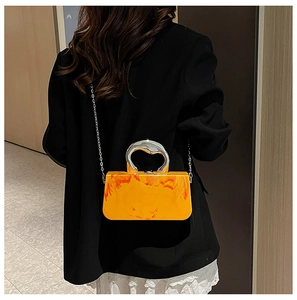 Detailansicht der orangefarbenen Acryl-Box-Tasche mit Eisrissen und Silbergriff