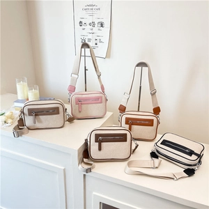 Borsa a tracolla quadrata in tela chic in cinque colori con tracolla regolabile