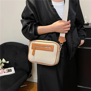 Borsa quadrata chic in tela crema con finiture in pelle marrone e tracolla larga donna