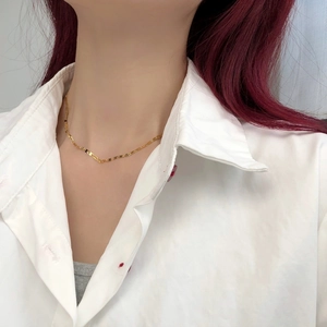 Girocollo minimalista placcato oro 14k a maglie piatte indossato dal modello