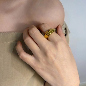 Minimalistische brede gouden ring met gepolijst bol oppervlak voor dames