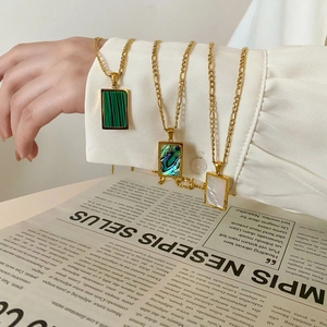 Collana Con Pendente Rettangolare In Acciaio Al Titanio Conchiglia Bianca Turchese Abalone Donna Catena Figaro Gioielli
