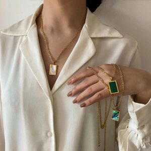 Eleganti collane in oro con pendenti rettangolari in madreperla e malachite da donna