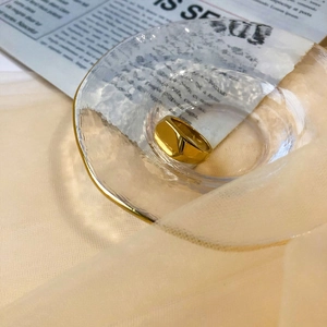 Polierter goldener Siegelring für Damen mit minimalistischer geometrischer Ästhetik