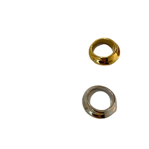 Gepolijste minimalistische koepelringen in goud en zilver met hoge spiegelreflectie