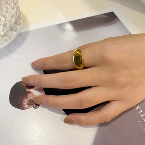 Detailansicht eines unregelmäßigen Goldrings mit polierter Oberfläche auf Modemagazin